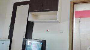 - une télévision installée à côté d'un mur avec une armoire dans l'établissement 1 room in Nikea Park apartaments, aux Sables d'or