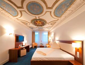 Postel nebo postele na pokoji v ubytování Stadt-gut-Hotel Gasthof Goldener Adler