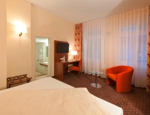 Postel nebo postele na pokoji v ubytování Stadt-gut-Hotel Gasthof Goldener Adler + 37 fotografií