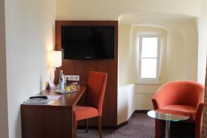 TV a/nebo společenská místnost v ubytování Stadt-gut-Hotel Gasthof Goldener Adler