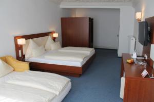 Postel nebo postele na pokoji v ubytování Stadt-gut-Hotel Gasthof Goldener Adler