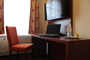 TV a/nebo společenská místnost v ubytování Stadt-gut-Hotel Gasthof Goldener Adler
