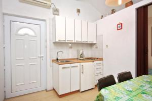 A cozinha ou cozinha compacta de Apartments Let - 5 m from sea