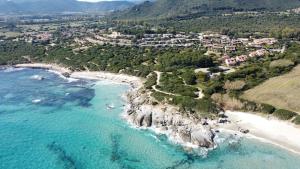 una vista aérea de la playa y del océano en Villetta Brunetti, Sant'Elmo Costa Rei, en Castiadas