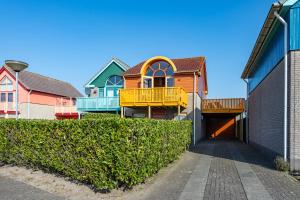 a row of houses with a driveway in front at Grimaud 141 - Kustpark Village Scaldia in Hoofdplaat