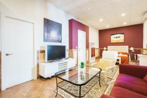 Televízia a/alebo spoločenská miestnosť v ubytovaní Hotel Carlos V Jerez by Vivere Stays