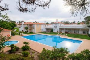 uma imagem de uma villa com piscina em Stunning T3 Vila dos Príncipes em Praia del Rei