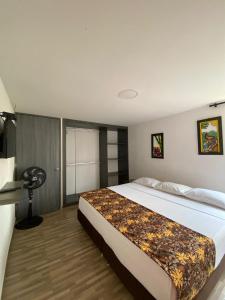 1 dormitorio con 1 cama grande en una habitación en Hotel Las Aldeas, en Montenegro