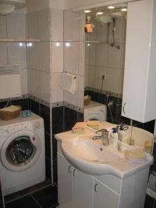 Ванна кімната в Apartments and rooms Mini - parking