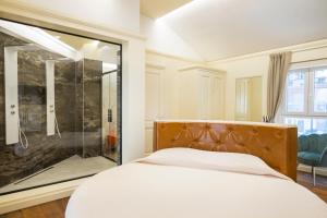 Luxury B&B La Riserva Dannunziana客房内的一张或多张床位