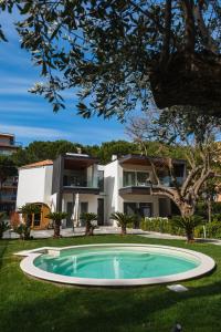 Luxury B&B La Riserva Dannunziana内部或周边的泳池