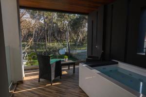 佩斯卡拉Luxury B&B La Riserva Dannunziana的带浴缸和桌椅的浴室