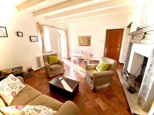 Una sala de estar con un sofá y sillas y una mesa. en Casa del lago, en Menaggio