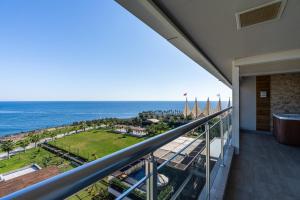 balcón con vistas al océano en Adenya Hotel & Resort Halal All Inclusive, en Avsallar