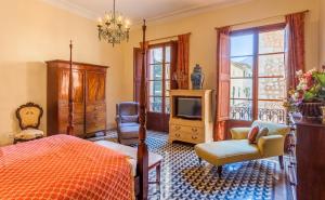1 dormitorio con 1 cama, TV y ventanas en The Salvia - Adults Only en Sóller