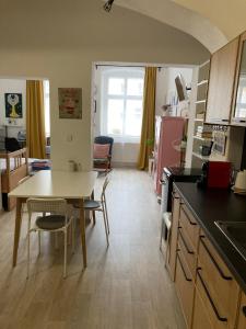 Il dispose d'une cuisine et d'un salon avec une table et une salle à manger. dans l'établissement Apartmán Český Ráj, à Jičín