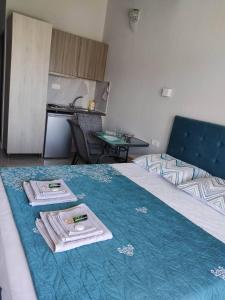 pokój z łóżkiem z dwoma ręcznikami w obiekcie Mei's luxury apartments w Stavrós