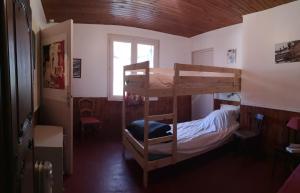 a bedroom with two bunk beds and a window at Le gîte du loir à vélo, gîte d'étape, backpacker in Marçon