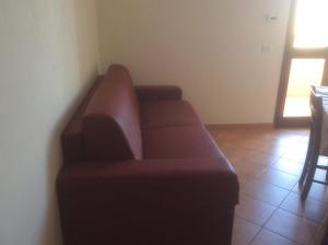 um sofá sentado numa sala de estar com uma janela em Sebastiano. Appartamento a 1,2 km dallo Stagnone em Marsala