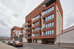 budynek na ulicy z samochodami zaparkowanymi przed budynkiem w obiekcie Prague Days - Bright Interior - Free Parking - Spacious Layout w Pradze