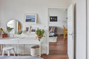 sypialnia z białym biurkiem i lustrem w obiekcie Prague Days - Bright Interior - Free Parking - Spacious Layout w Pradze