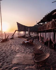 een groep mensen die in stoelen op het strand zitten bij Baxar in Pie de la Cuesta