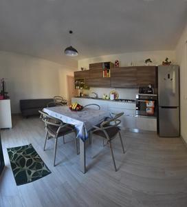 una cucina con tavolo, sedie e frigorifero di Casa Polinisso a Carovigno