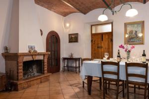 Fotografie z fotogalerie ubytování Enchanting Flat with Patio in Abbadia a Isola v destinaci Monteriggioni