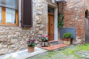 Zahrada ubytování Enchanting Flat with Patio in Abbadia a Isola