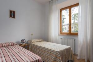 Postel nebo postele na pokoji v ubytování Enchanting Flat with Patio in Abbadia a Isola