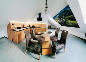 jadalnia z drewnianym stołem i krzesłami w obiekcie Apartament POD STRZECHĄ w mieście Bolmin