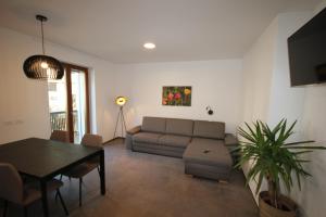 sala de estar con sofá y mesa en Residence Karpoforus en Laces
