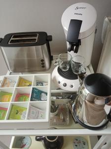 encimera de cocina con cafetera y condimentos en Au Coeur du Luberon, en Cavaillon 19 fotos más