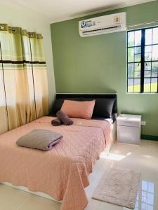 Katil atau katil-katil dalam bilik di Cozy Home at a Private Subdivision