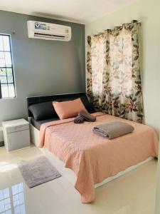 Katil atau katil-katil dalam bilik di Cozy Home at a Private Subdivision