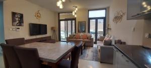sala de estar con mesa y sofá en ONE Elegant Apartment in Muscat Bay 02 en Mascate