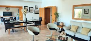 ロケタス・デ・マルにある5 bedrooms PRIVATE HOUSE 300M FROM BEACHのリビングルーム(ソファ、テーブル付)