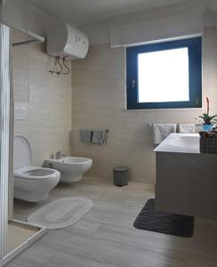 bagno con servizi igienici, bidet e lavandino di Casa Polinisso a Carovigno