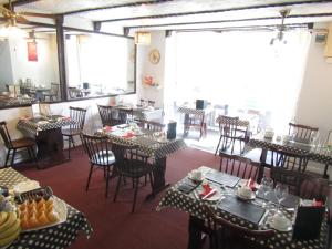 a dining room with tables and chairs in a restaurant at Silverstone House in Great Yarmouth