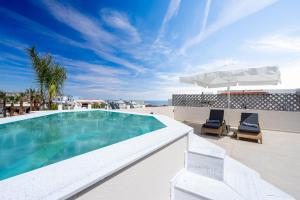 Bazén v ubytování Pathos SeaSide Suites nebo v jeho okolí
