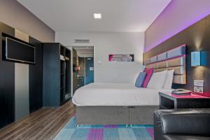 Postel nebo postele na pokoji v ubytování Roomzzz Nottingham City
