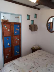 um quarto com uma cama, uma cómoda e um espelho em El Establo em Roquetas