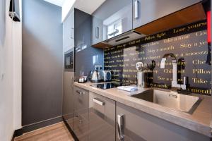 Kuchyň nebo kuchyňský kout v ubytování Roomzzz Nottingham City