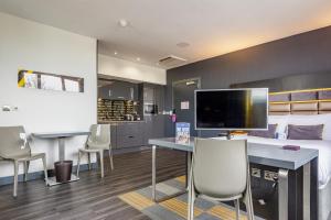 TV a/nebo společenská místnost v ubytování Roomzzz Nottingham City