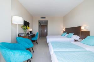 Giường trong phòng chung tại Hotel Bahía Calpe by Pierre & Vacances