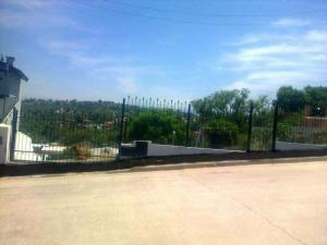 une clôture avec une rampe de skateboard derrière elle dans l'établissement Chalet " La Maruca ", à Villa Carlos Paz