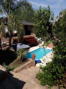 uma piscina num quintal com uma casa em Chalet " La Maruca " em Villa Carlos Paz