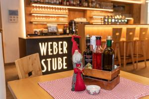 einen Tisch mit einem Korb mit alkoholischen Getränken darauf in der Unterkunft Weberstube Weberhaus Zollhaus Zollstöckl in Obertilliach