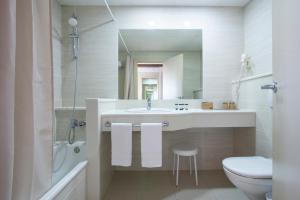 Un baño de Hotel Bahía Calpe by Pierre & Vacances
