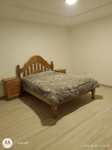 ein Schlafzimmer mit einem Holzbett und einer Holzkommode in der Unterkunft El Bambino in Puerto Madryn